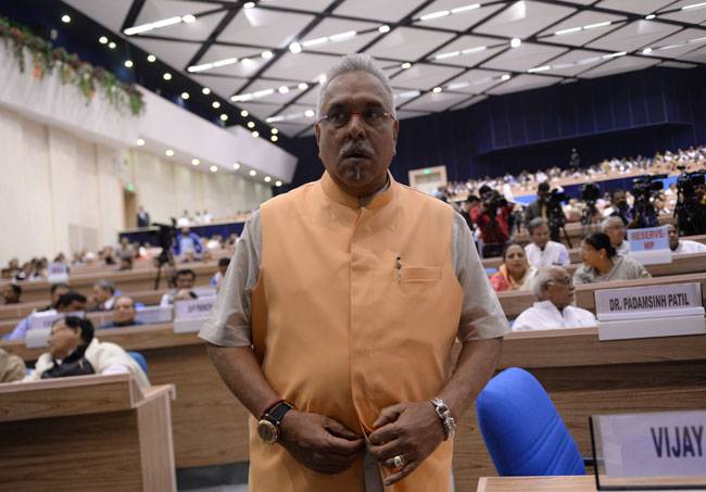 तस्वीरें: राहुल गांधी और PM मोदी ने मिलाया हाथ