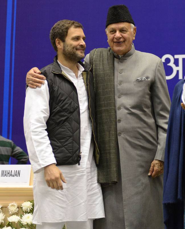 तस्वीरें: राहुल गांधी और PM मोदी ने मिलाया हाथ