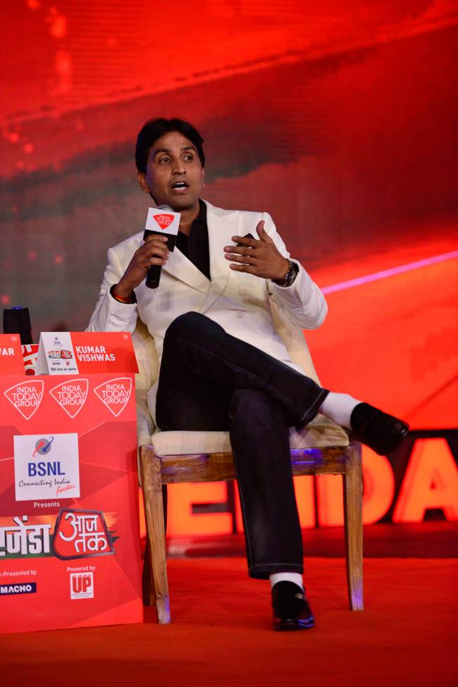 ‎Agenda15‬: शायरी और स्माइली पर मुनव्वर राना, कुमार विश्वास, अन्नू कपूर और अमीश त्रिपाठी की जुगलबंदी