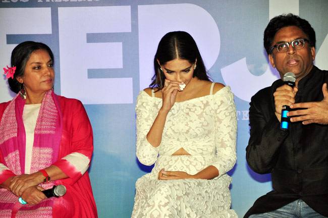 'नीरजा' के ट्रेलर लॉन्च पर भावुक हुईं सोनम