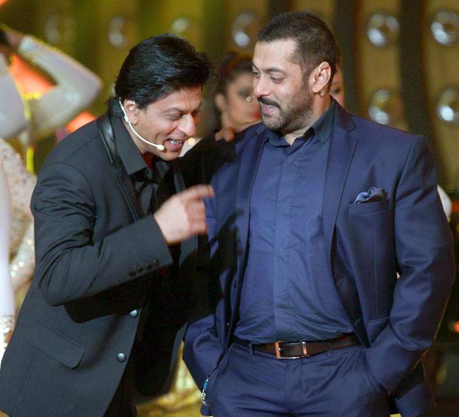 'बिग बॉस 9' के सेट पर शाहरुख-सलमान ने एक दूसरे के सिग्नेचर स्टेप्स किए कॉपी