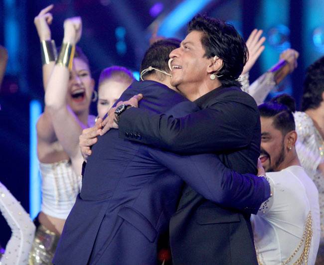 'बिग बॉस 9' के सेट पर शाहरुख-सलमान ने एक दूसरे के सिग्नेचर स्टेप्स किए कॉपी