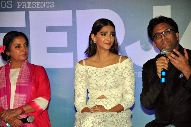 'नीरजा' के ट्रेलर लॉन्च पर भावुक हुईं सोनम