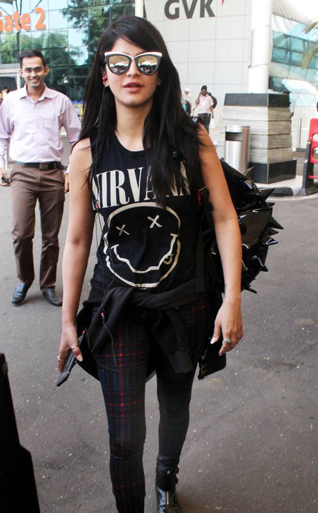 Celeb Spotting: रिकॉर्डिंग स्टूडियो में दीपिका, एयरपोर्ट पर जरीन के जलवे