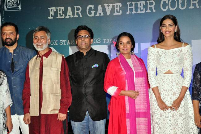 'नीरजा' के ट्रेलर लॉन्च पर भावुक हुईं सोनम