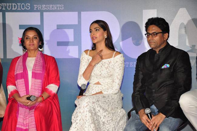 'नीरजा' के ट्रेलर लॉन्च पर भावुक हुईं सोनम