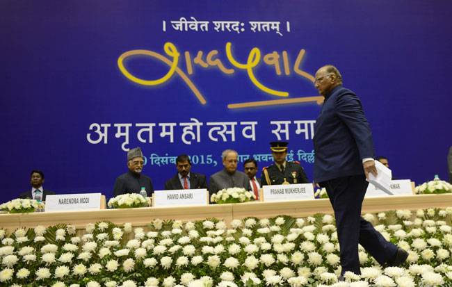 तस्वीरें: राहुल गांधी और PM मोदी ने मिलाया हाथ