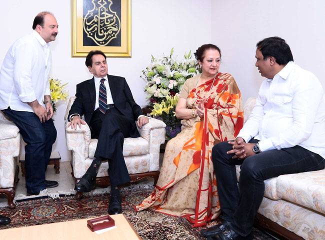 'पद्म विभूषण' से नवाजे गए दिलीप कुमार