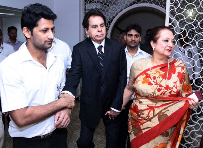 'पद्म विभूषण' से नवाजे गए दिलीप कुमार