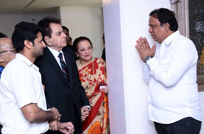 'पद्म विभूषण' से नवाजे गए दिलीप कुमार