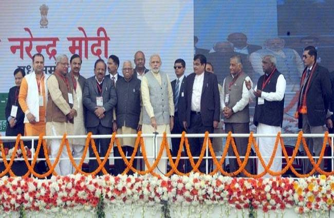 31 दिसंबर 2015: तस्वीरों में देखें दिनभर की बड़ी खबरें