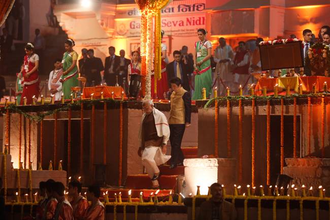तस्वीरें: PM मोदी संग श‍िंजो आबे ने की गंगा आरती
