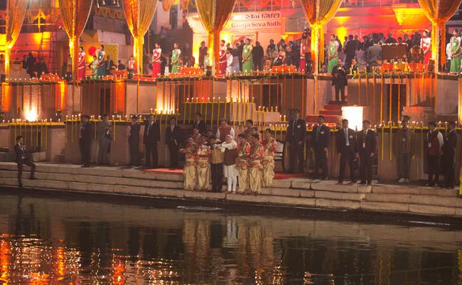 तस्वीरें: PM मोदी संग श‍िंजो आबे ने की गंगा आरती