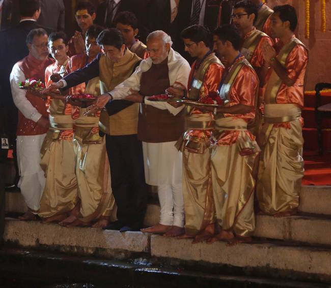 तस्वीरें: PM मोदी संग श‍िंजो आबे ने की गंगा आरती