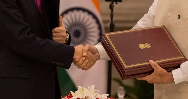 तस्वीरें: PM मोदी संग श‍िंजो आबे ने की गंगा आरती