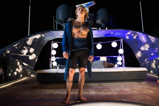 'पॉइंट ब्रेक' में गजब का एक्शन