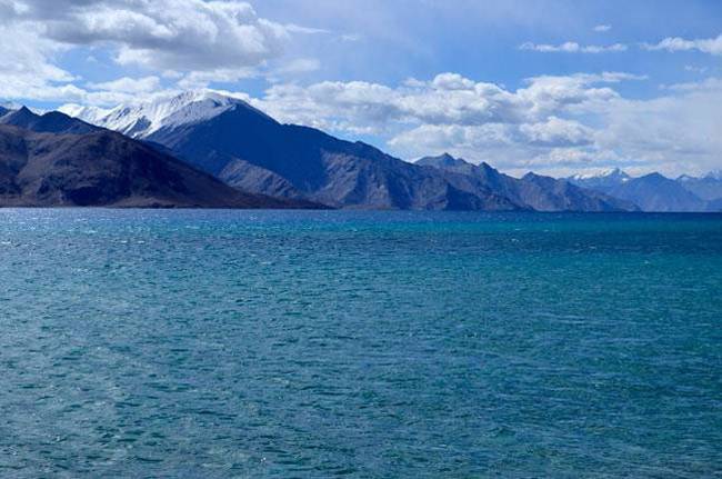 रंगीले राजस्थान से शांत ऊंचे पहाड़ों तक... करें इन खास जगहों की सैर