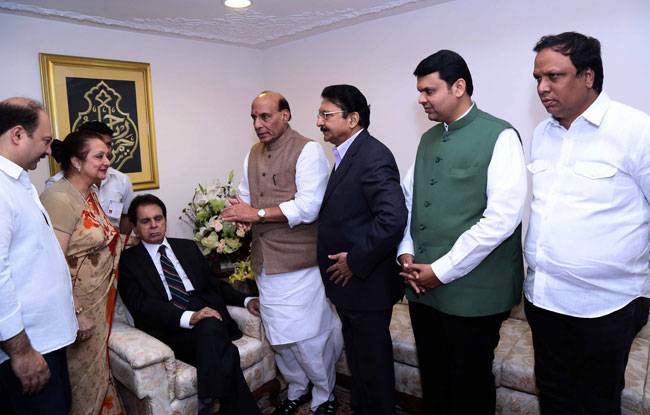 'पद्म विभूषण' से नवाजे गए दिलीप कुमार