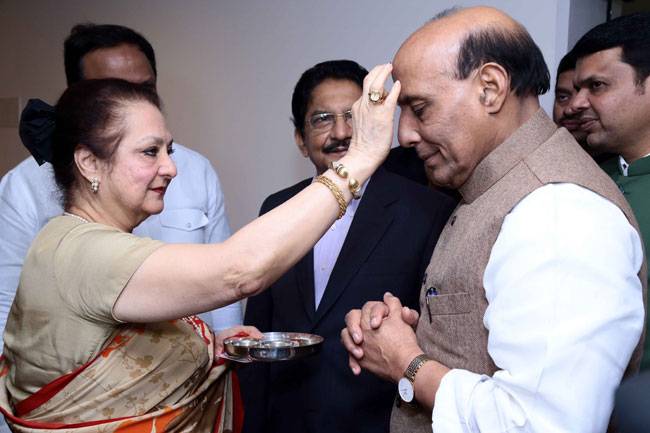 'पद्म विभूषण' से नवाजे गए दिलीप कुमार