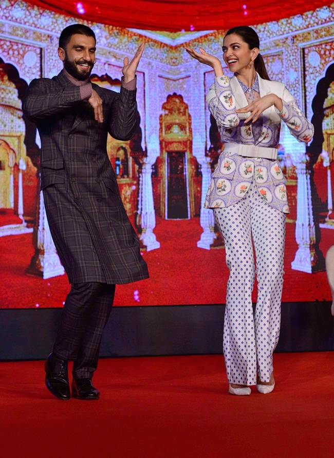 #Agenda15 'मलहारी' गाने पर जमकर थिरके दीपिका और रणवीर