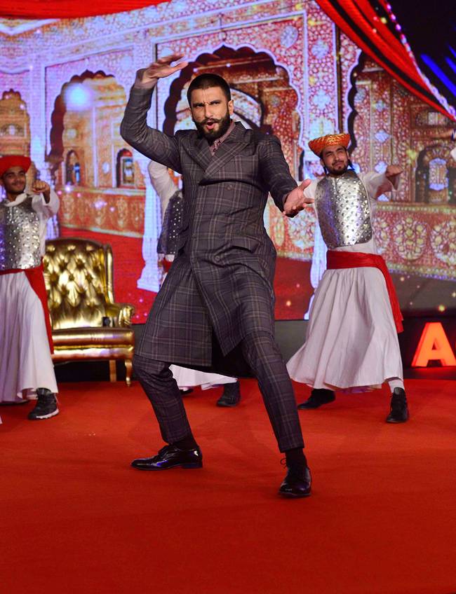 #Agenda15 'मलहारी' गाने पर जमकर थिरके दीपिका और रणवीर