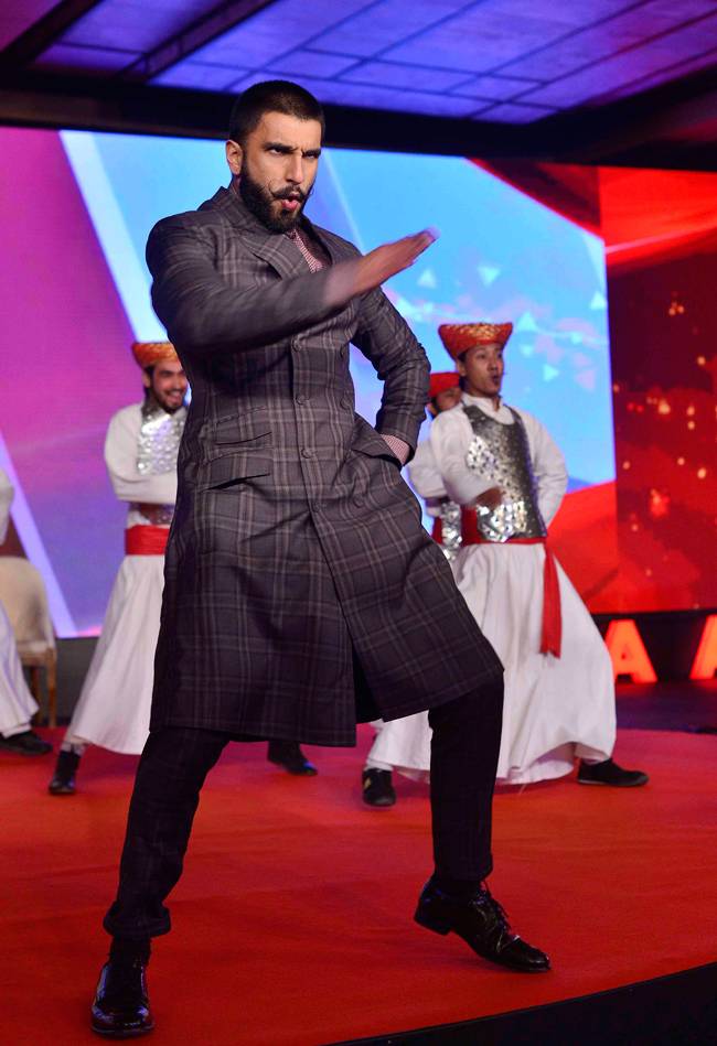 #Agenda15 'मलहारी' गाने पर जमकर थिरके दीपिका और रणवीर