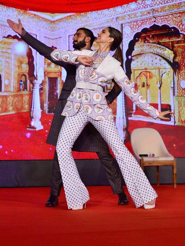#Agenda15 'मलहारी' गाने पर जमकर थिरके दीपिका और रणवीर