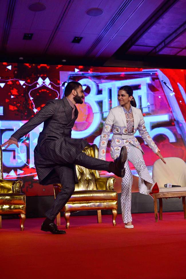 #Agenda15 'मलहारी' गाने पर जमकर थिरके दीपिका और रणवीर