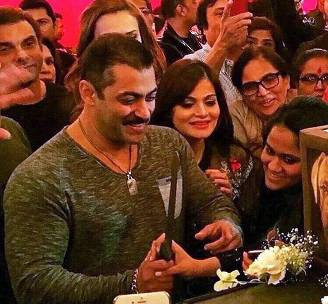 हाफ सेंचुरी पर सलमान ने काटा केक, सितारों ने की जमकर मस्ती