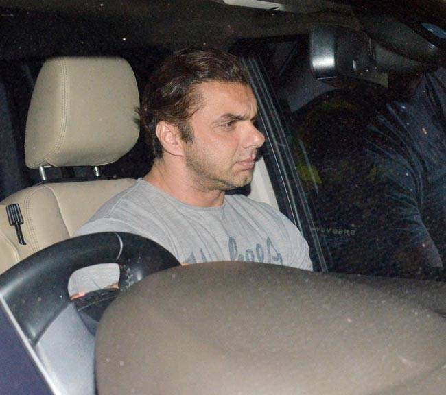 सलमान खान के घर लगा बॉलीवुड सितारों का तांता