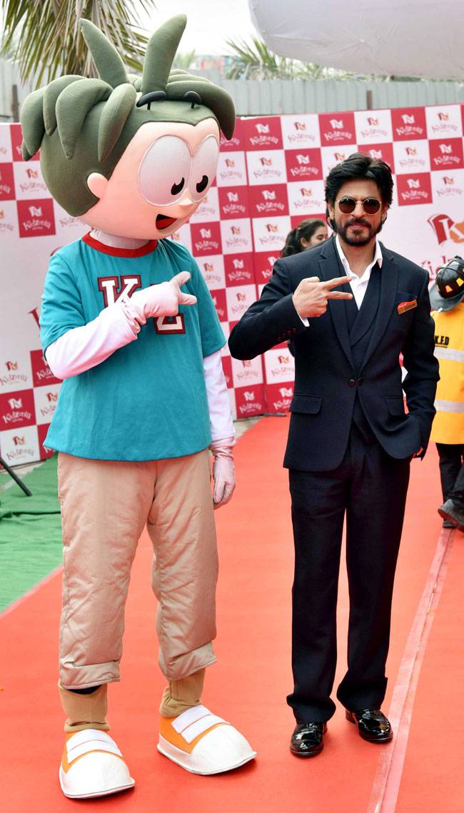 Celeb Spotting: मुंबई एयरपोर्ट पर सलमान, दिल्ली में दिखे शाहरुख के जलवे