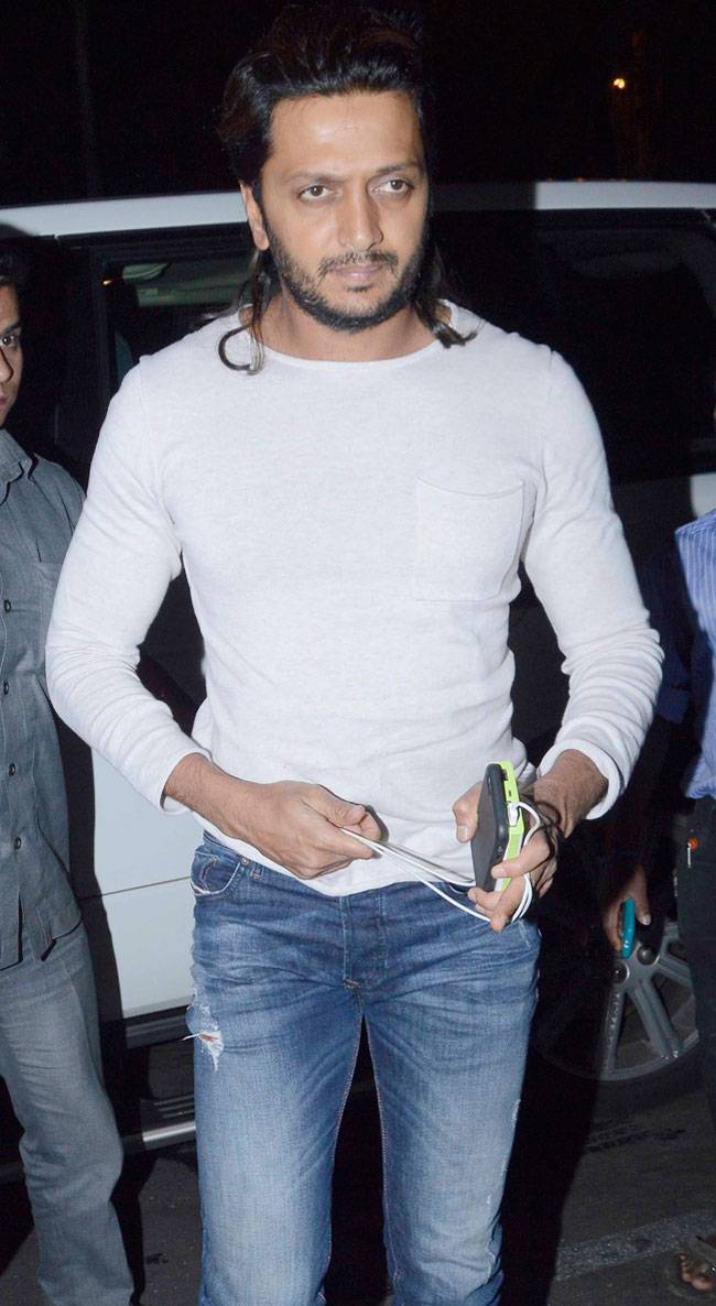 Celeb Spotting: मुंबई एयरपोर्ट पर सलमान, दिल्ली में दिखे शाहरुख के जलवे