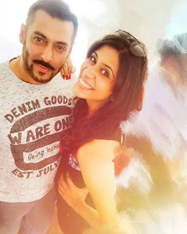 सलमान ने 'बिग बॉस' कंटेस्टेंट्स संग की फार्महाउस पर पार्टी