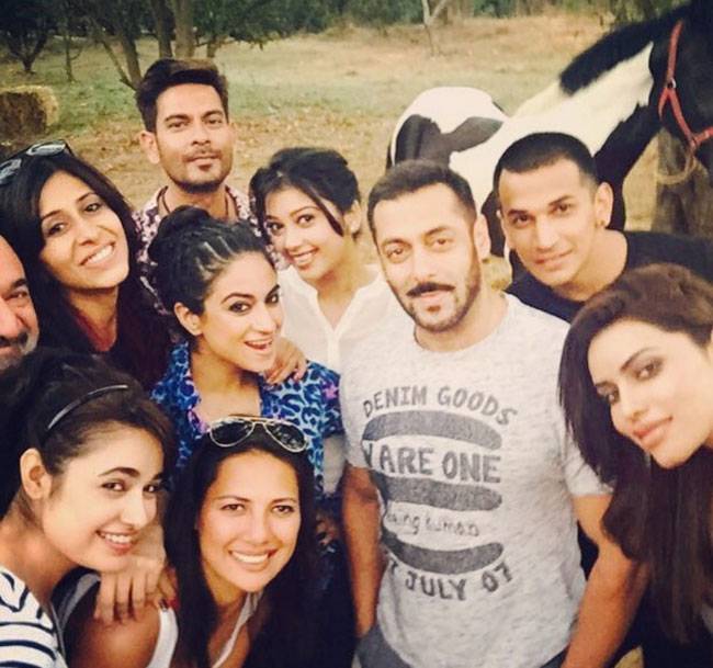 सलमान ने 'बिग बॉस' कंटेस्टेंट्स संग की फार्महाउस पर पार्टी