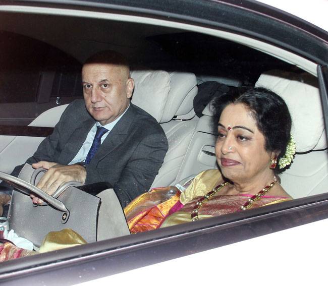 Celeb Spotting: मुंबई एयरपोर्ट पर सलमान, दिल्ली में दिखे शाहरुख के जलवे