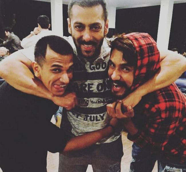 सलमान ने 'बिग बॉस' कंटेस्टेंट्स संग की फार्महाउस पर पार्टी