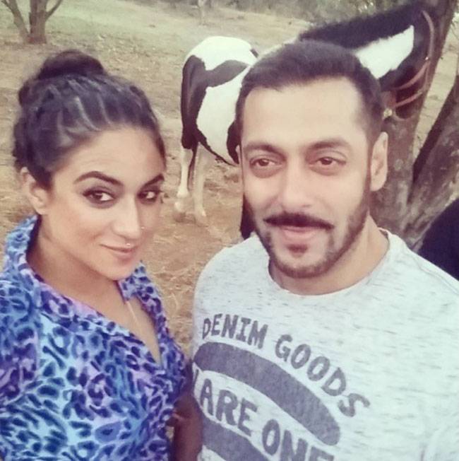 सलमान ने 'बिग बॉस' कंटेस्टेंट्स संग की फार्महाउस पर पार्टी