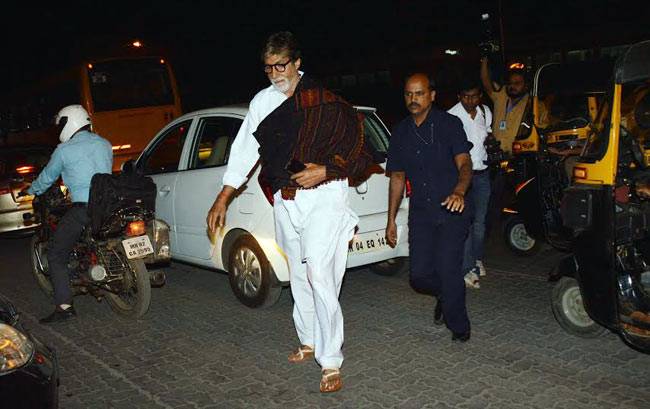 Celeb Spotting: दुबई से न्यू ईयर सेलिब्रेट कर फैमली संग लौटे शाहरुख