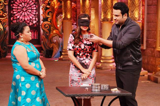 'कॉमेडी नाइट्स बचाओ' में अक्षय के साथ हंसी के ठहाके