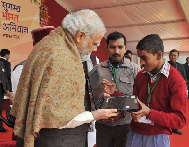 तस्वीरों में देखें पीएम मोदी का वाराणसी और लखनऊ दौरा