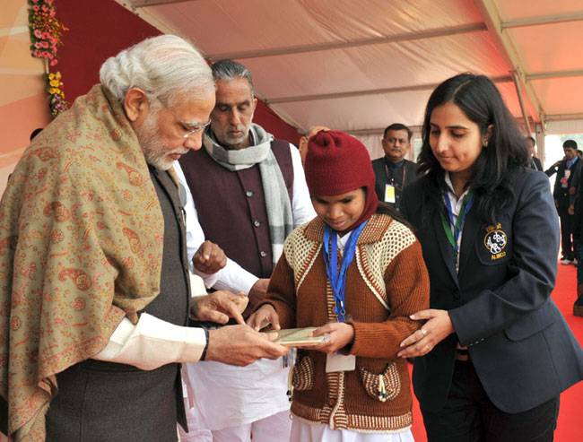 तस्वीरों में देखें पीएम मोदी का वाराणसी और लखनऊ दौरा