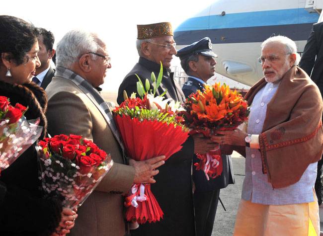 मोदी ने झप्पी देकर किया फ्रांस के राष्ट्रपति ओलांद का स्वागत