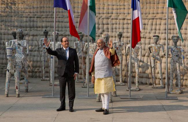 मोदी ने झप्पी देकर किया फ्रांस के राष्ट्रपति ओलांद का स्वागत