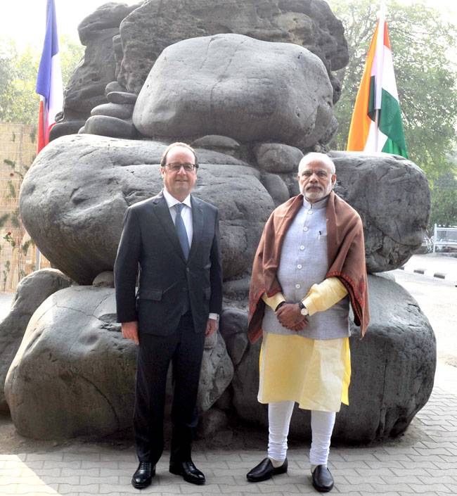 मोदी ने झप्पी देकर किया फ्रांस के राष्ट्रपति ओलांद का स्वागत