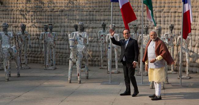मोदी ने झप्पी देकर किया फ्रांस के राष्ट्रपति ओलांद का स्वागत