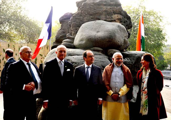 मोदी ने झप्पी देकर किया फ्रांस के राष्ट्रपति ओलांद का स्वागत