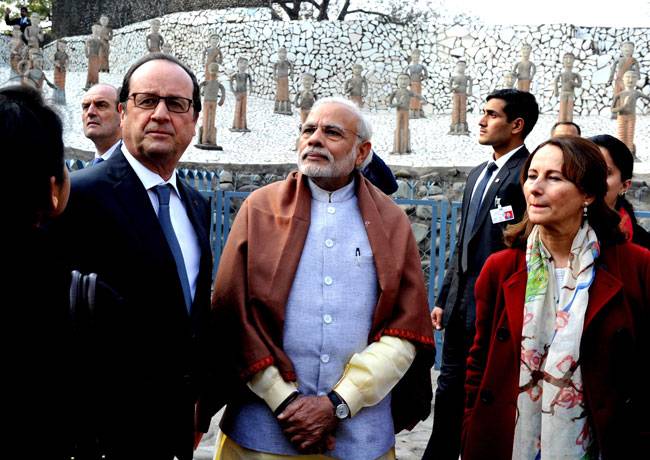 मोदी ने झप्पी देकर किया फ्रांस के राष्ट्रपति ओलांद का स्वागत