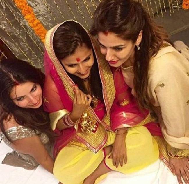 बेटी की शादी में इस अंदाज में नजर आईं रवीना टंडन