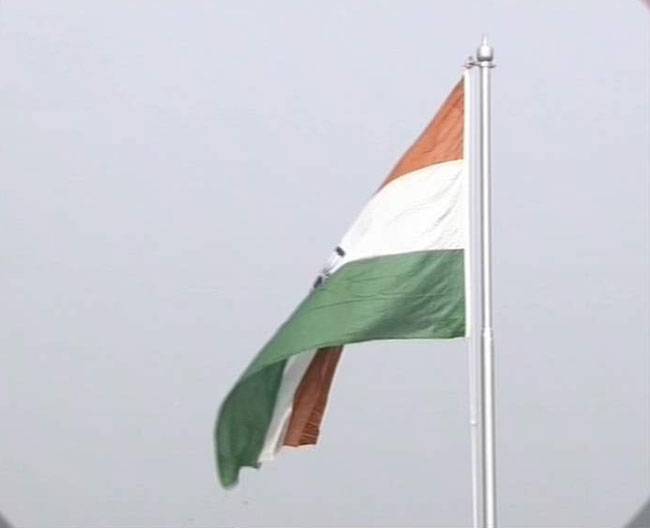 21 तोपों की सलामी के साथ राष्ट्रपति ने फहराया तिरंगा