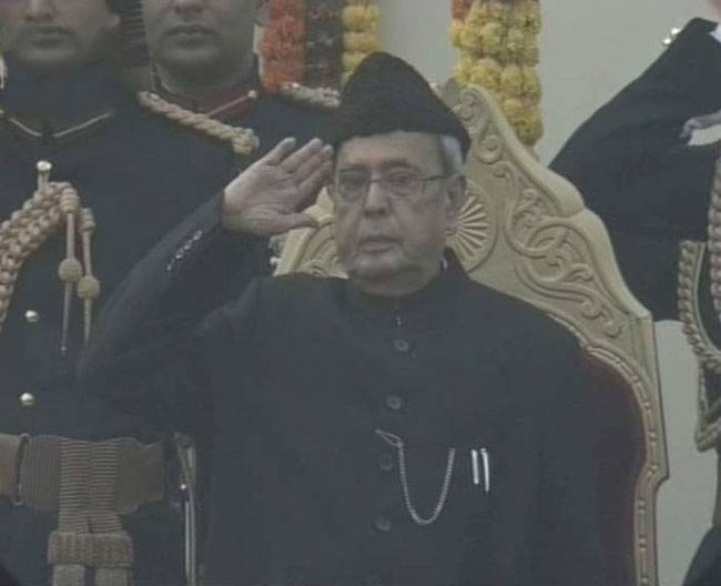 21 तोपों की सलामी के साथ राष्ट्रपति ने फहराया तिरंगा